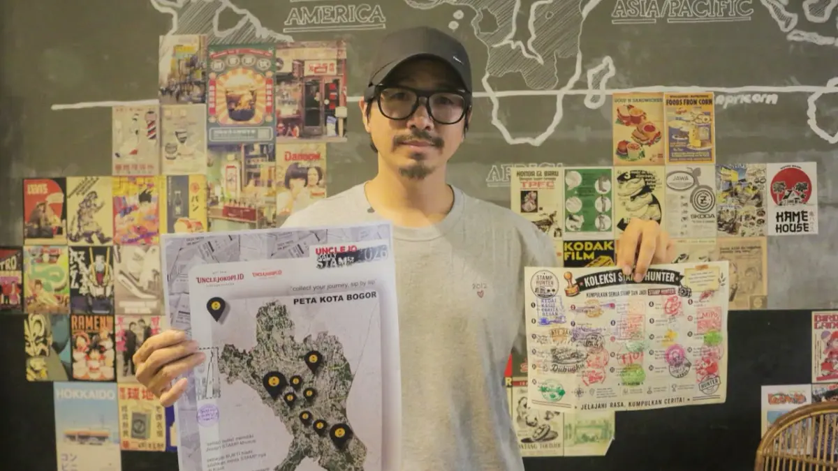 Yohanes Handoyo menunjukkan stamp dan koleksi stamp yang dikumpulkan dari berbagai tempat. Koleksi tersebut menjadi bagian dari catatan perjalanan dan kenangan. (Raissa/Radar Bogor)