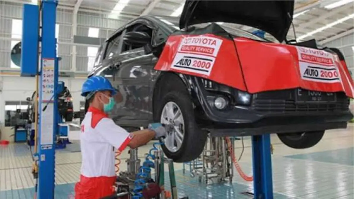 Ilustrasi penggantian ban botak pada mobil bekas. Foto: Auto 2000