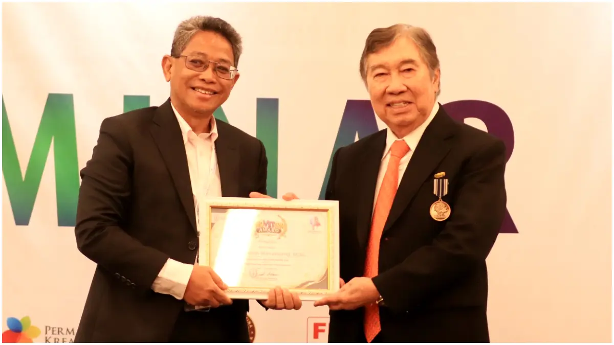 Pendiri sekaligus Direktur Utama TS) Group, Drs. Jansen Manangsang saat menerima penghargaan Godel Medal Inovetion Award 2026 di BSD City. (Foto: TSI for Radar Bogor)
