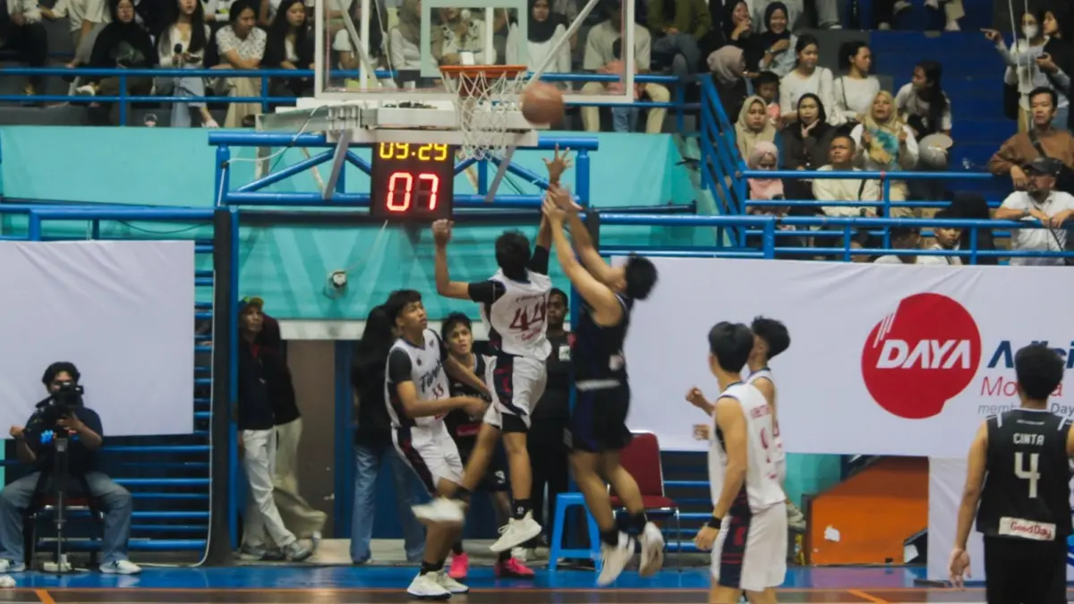 Pertandingan babak Fantastic Four Honda DBL with Kopi Good Day 2026 West Java-West antara tim putra SMAN 5 Kota Bogor atau Fivers. (Raissa/Radar Bogor)