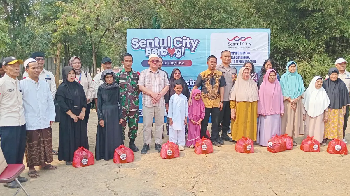 PT Sentul City Tbk membagikan paket sembako kepada warga Kampung Peuntas, Desa Citaringgul, Kecamatan Babakan Madang, Kabupaten Bogor. (Dok. Sentul City)