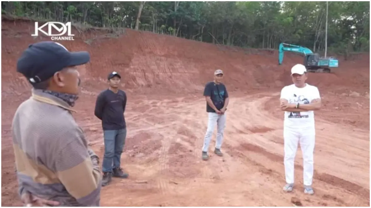 Gubernur Jawa Barat Dedi Mulyadi saat mendatangi lokasi pengerukan tanah tak berizin di Sukabumi.