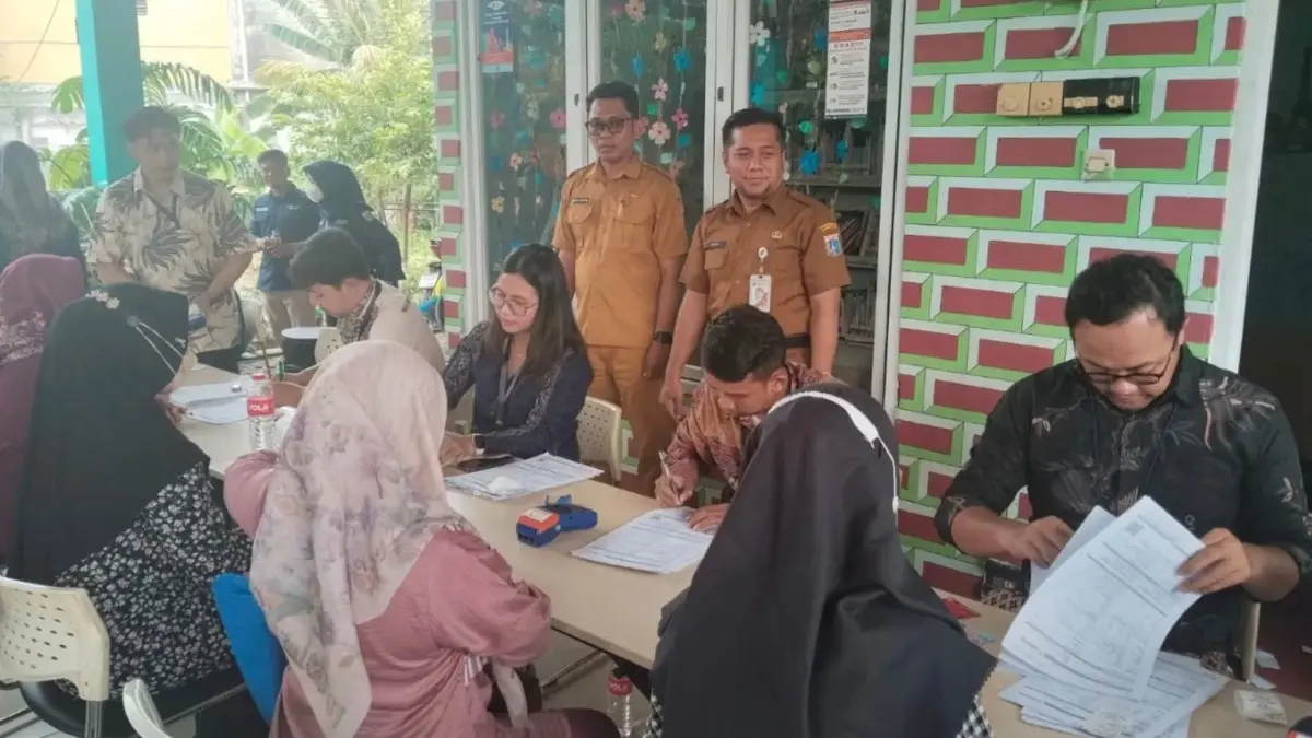 Ilustrasi penyaluran bansos kepada KPM (Instagram @kelurahan_pegadungan)