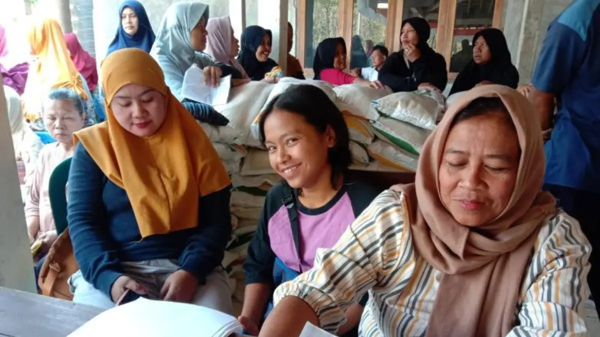 KPM mengambil bansos beras dari pemerintah. (desakarangmojo.gunungkidulkab.go.id)