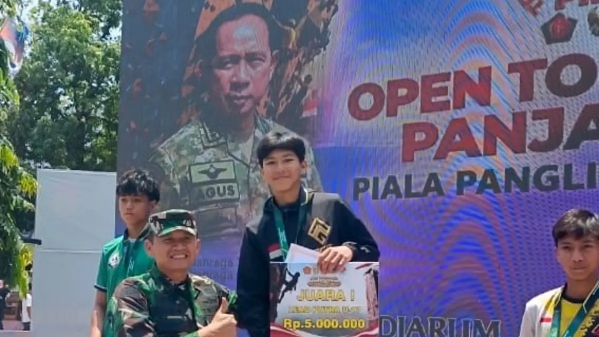 Penerimaan penghargaan juara 1 Panjat Tebing Piala Panglima TNI 2026 kepada siswa SMA Kosgoro Bogor. Foto: SMA Kosgoro for Radar Bogor