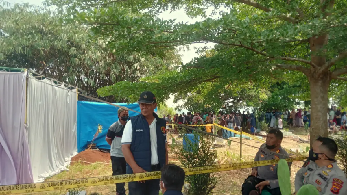 Polisi melakukan pembongkaran di Makam Kramat Kampung Rawa, Desa Jampang, Kecamatan Gunungsindur, Kabupaten Bogor, Senin (21/9/2026).  (Nasir/ Radar Bogor)