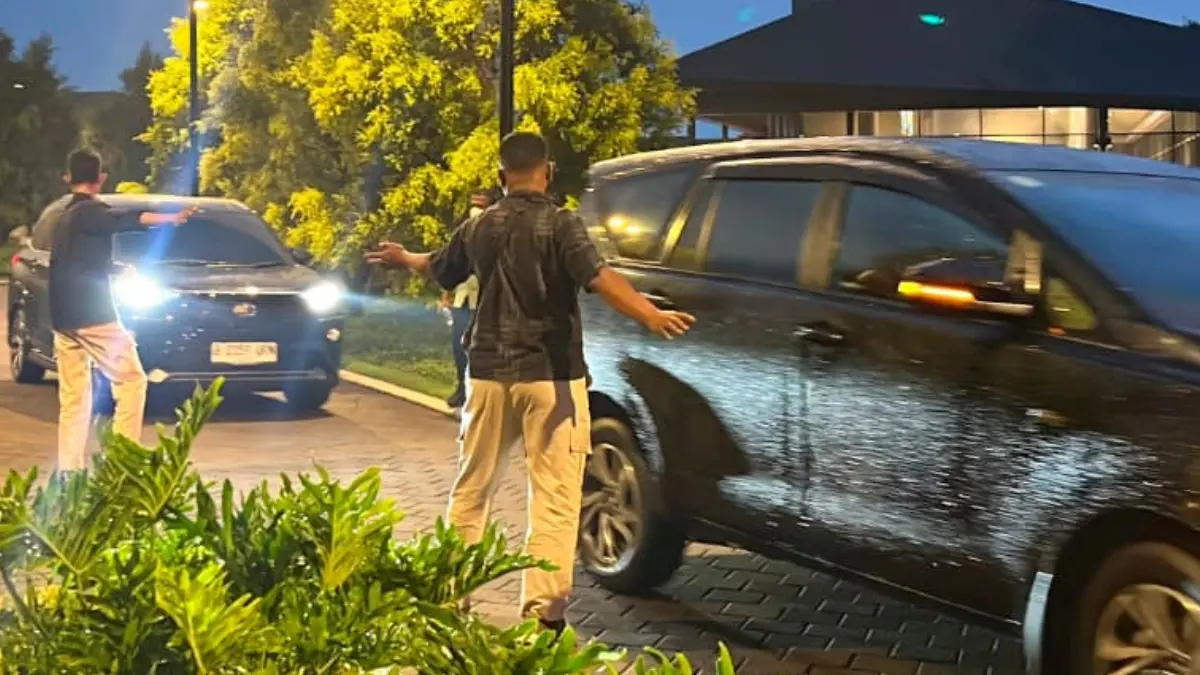 Tim Penyidik KPK saat meninggalkan kantor PT Summarecon Bogor usai melakukan penggeledahan. (Dzikry/Radar Bogor)