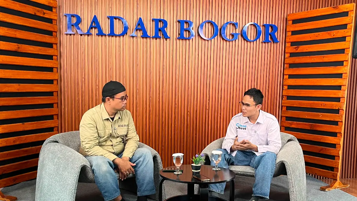 Vice President Business Operations Clean Sheet, Faisal Budiman saat hadir pada podcast Radar Bogor. (Dzikri/Radar Bogor)