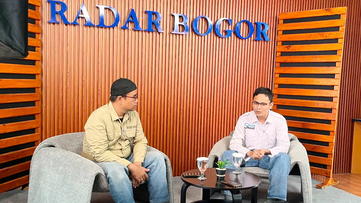 Vice President Business Operations Clean Sheet, Faisal Budiman saat hadir pada podcast Radar Bogor. (Dzikri/Radar Bogor)