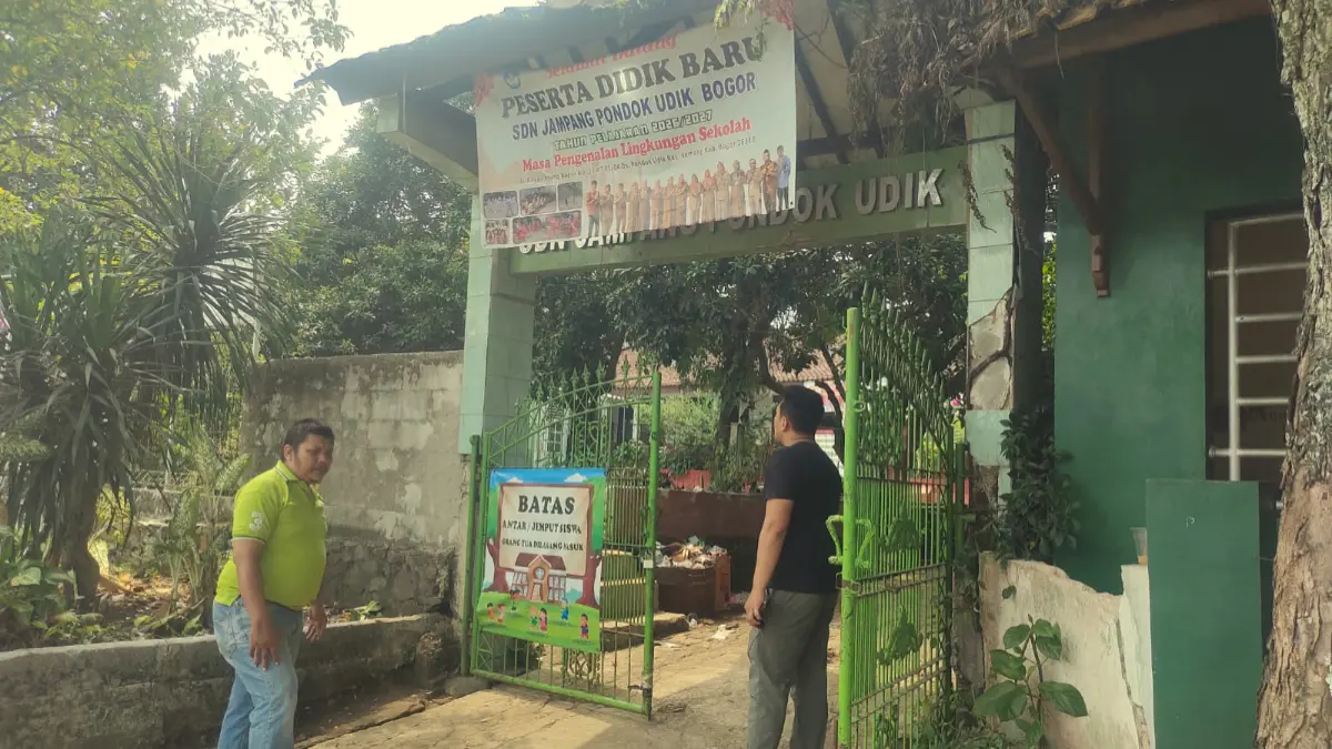 Anggota Polsek Kemang Bogor saat mengecek lokasi kejadian, Selasa 22 September 2026.