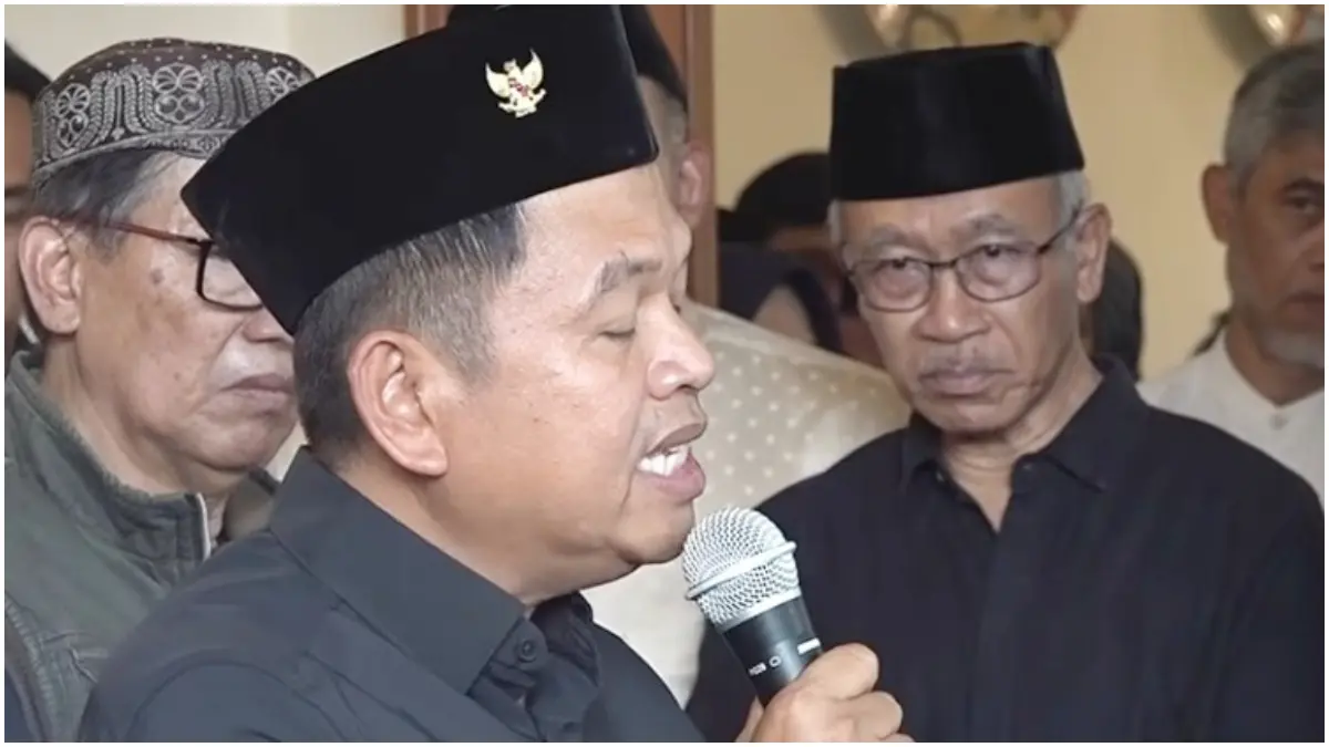 Dedi Mulyadi turut memberikan penghormatan terakhir pada prosesi pelepasan jenazah dari rumah duka Danny Setiawan di Kota Bandung, Sabtu 19 September 2026.  (Foto:  Youtube Lembur Pakuan)