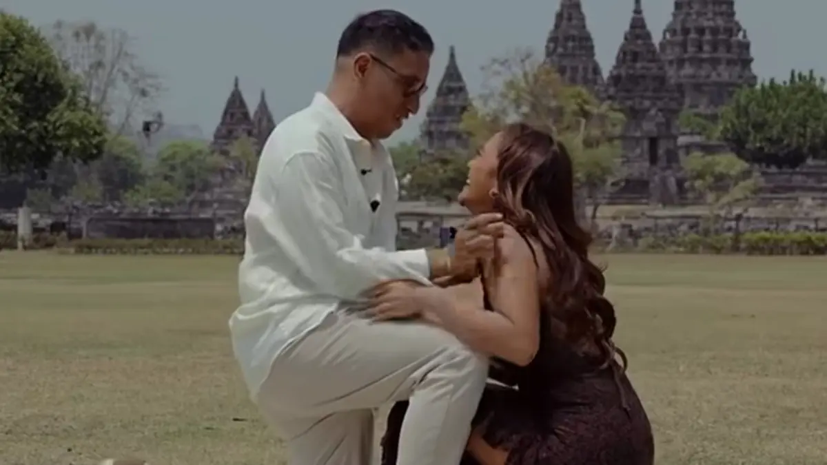 Dennis Talakua melamar Marion Jola berlatarbelakang Candi Prambanan. Foto: Instagram