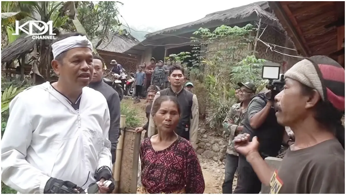 Gubernur Jawa Barat Dedi Mulyadi saat meninjau perkembangan penataan rumah warga di Kampung Adat Miduana, Cianjur.