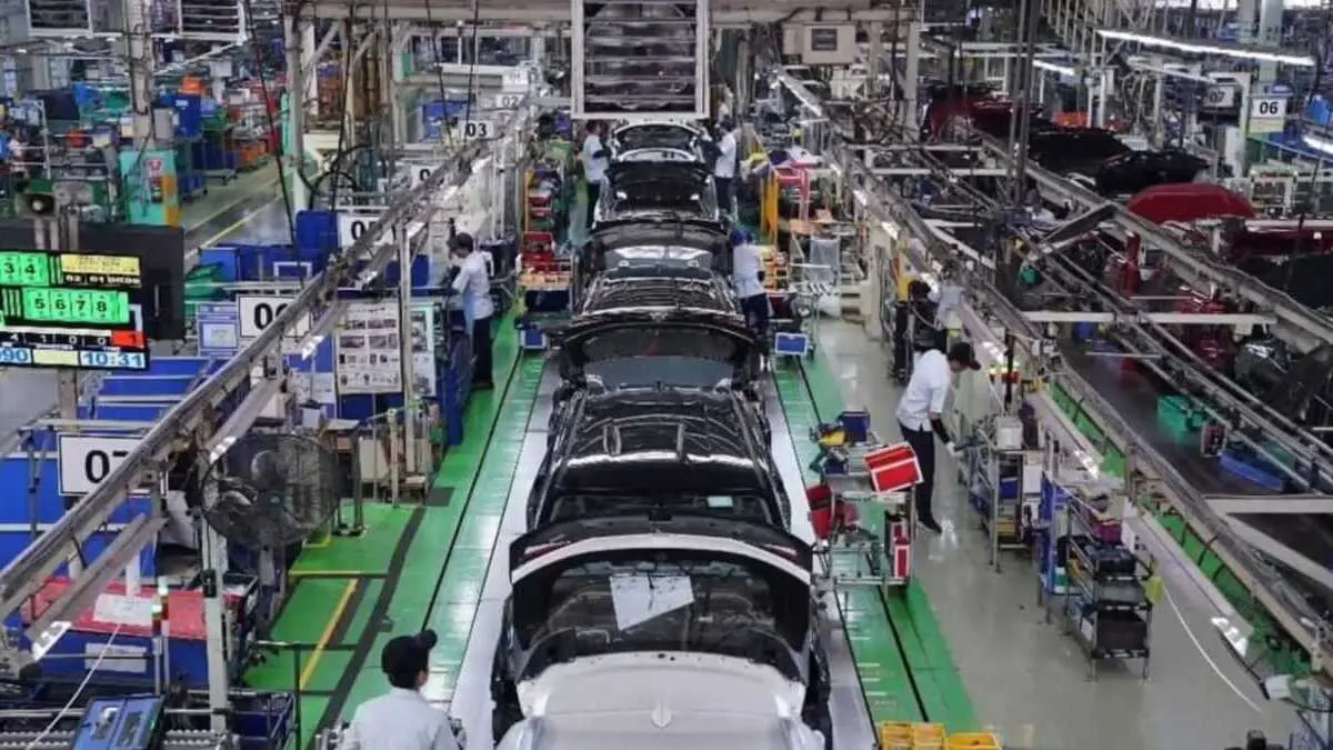 Ilustrasi perakitan mobil dan industri otomotif Indonesia. Foto: YouTube