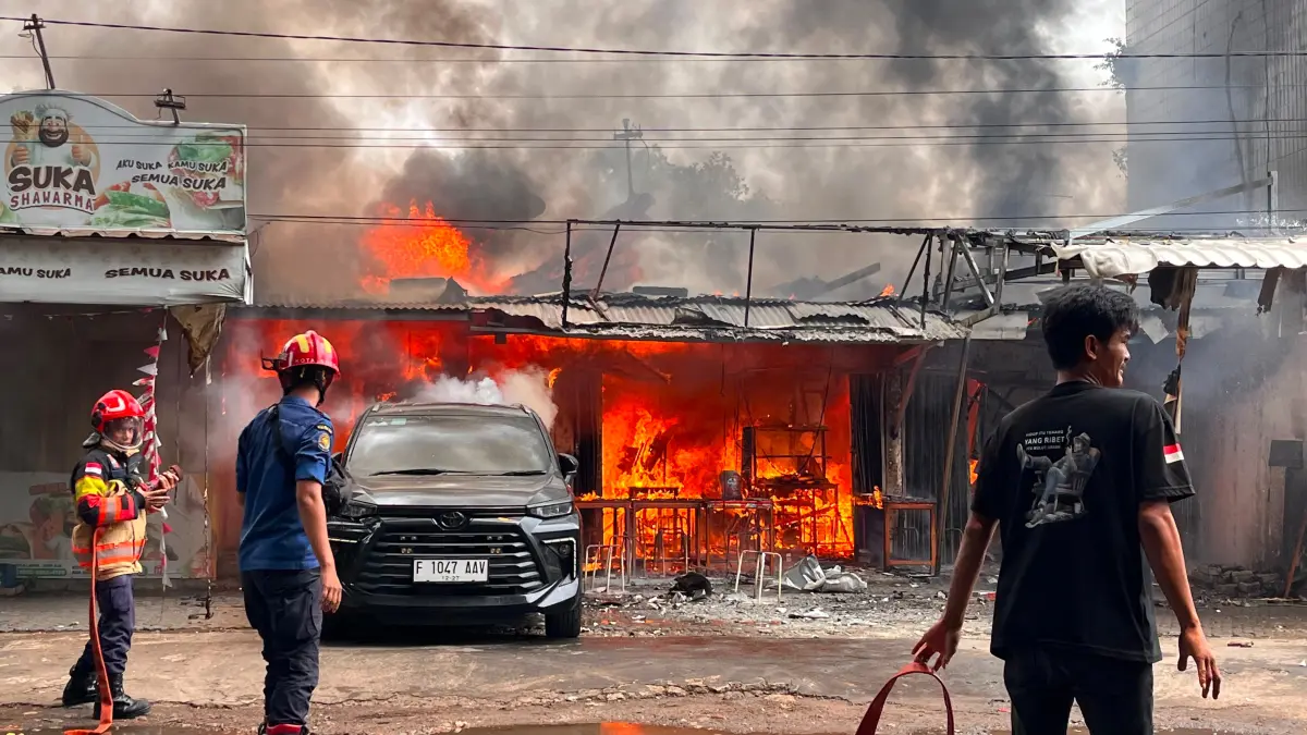 Kebakaran hebat yang melanda bangunan di Paledang Kota Bogor. (Foto : Dzikry/Radar Bogor)