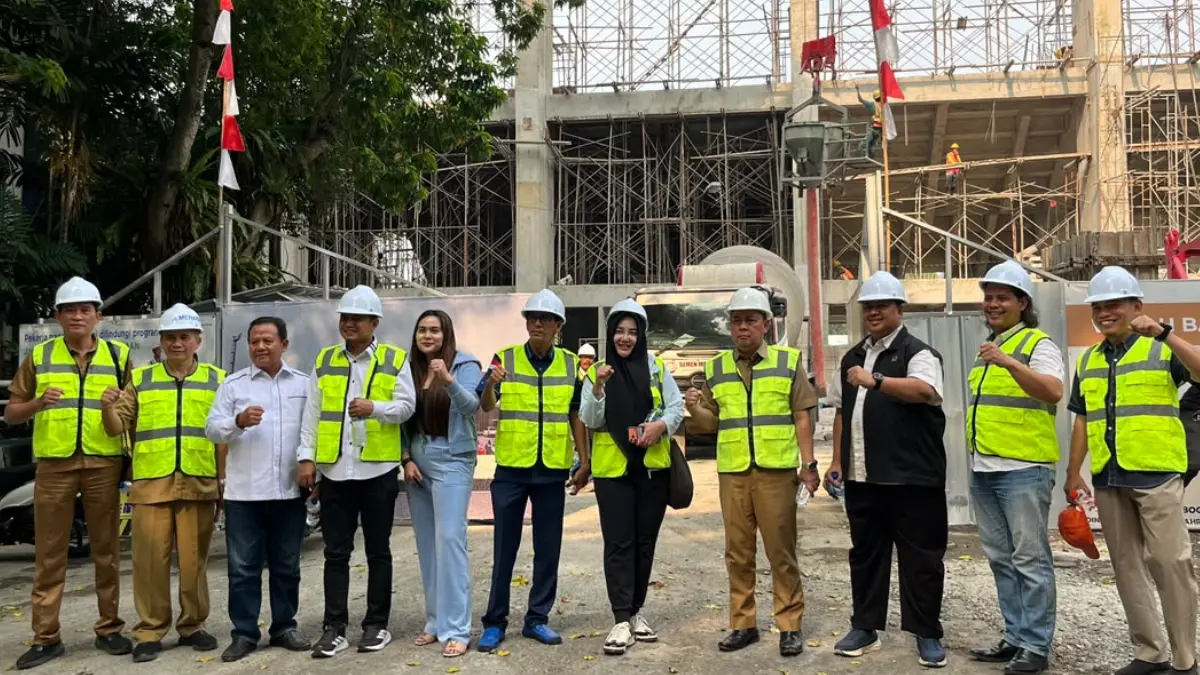 Komisi III DPRD Kota Bogor meninjau progres proyek pembangunan kawasan GOR Pajajaran. (Aziz/Radar Bogor)