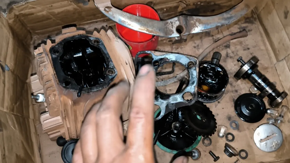 Pembongkaran mesin motor China (YouTube kembang turi channel)