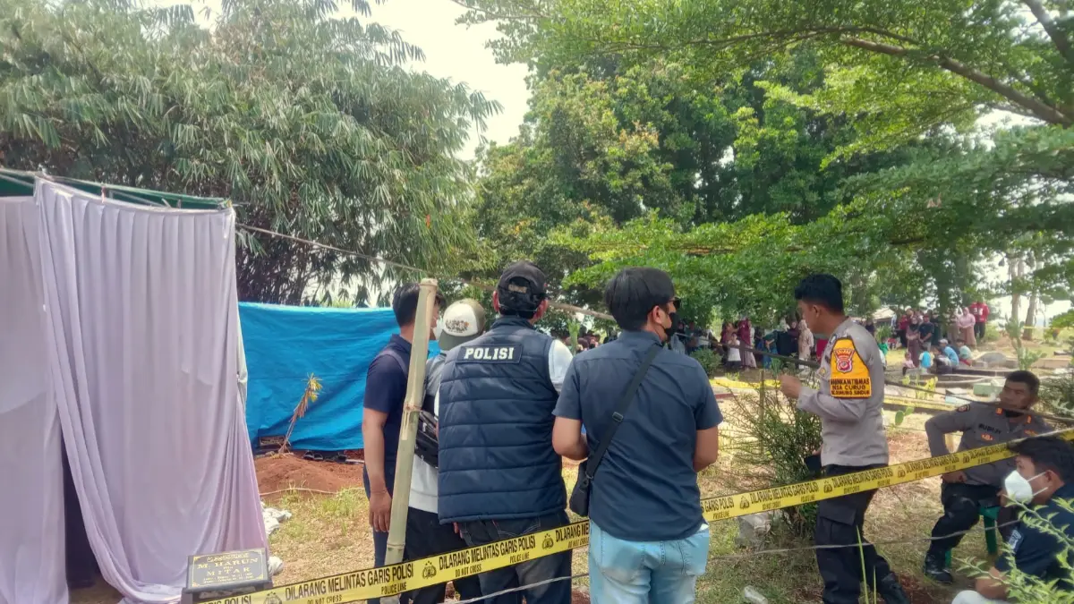 Polisi saat melakukan pembongkaran makam di Gunungsindur, Bogor.  (Nasir/ Radar Bogor)