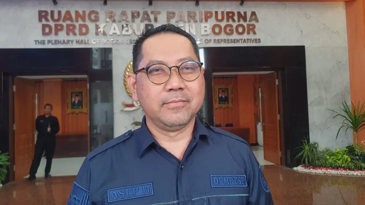 Sekdis DPMTSP Kabupaten Bogor Asep Hermawan Setiadi saat menyampaikan keterangan. (Billy/Radar Bogor)
