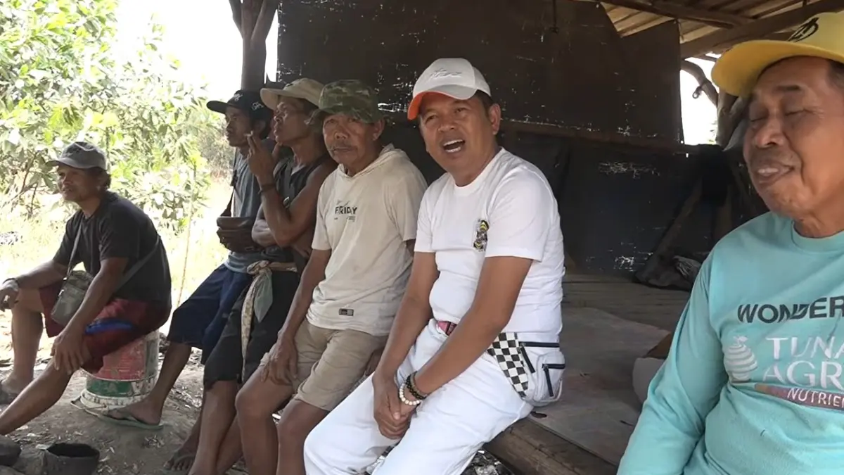 Gubernur Jawa Jawa Barat Dedi Mulyadi menawarkan pekerjaan kepada penggali di tambang ilegal (Youtube Kang Dedi Mulyadi Channel)