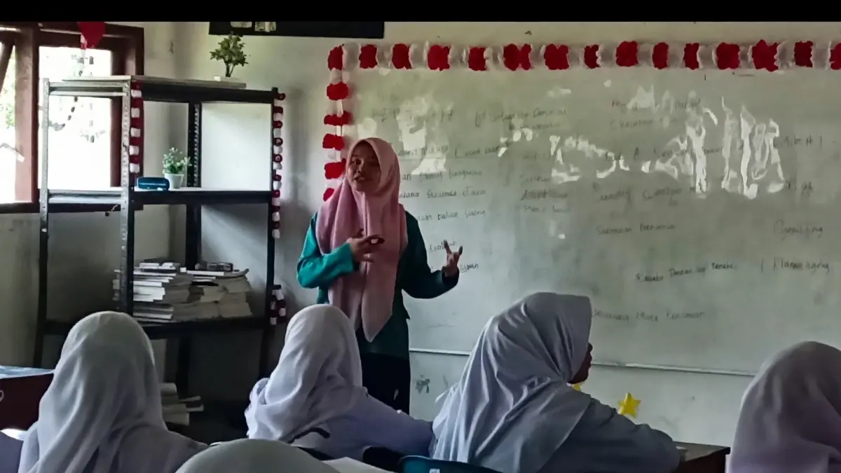 Ilustrasi guru honorer tengah mengajar (Foto: YouTube Al Kholif).