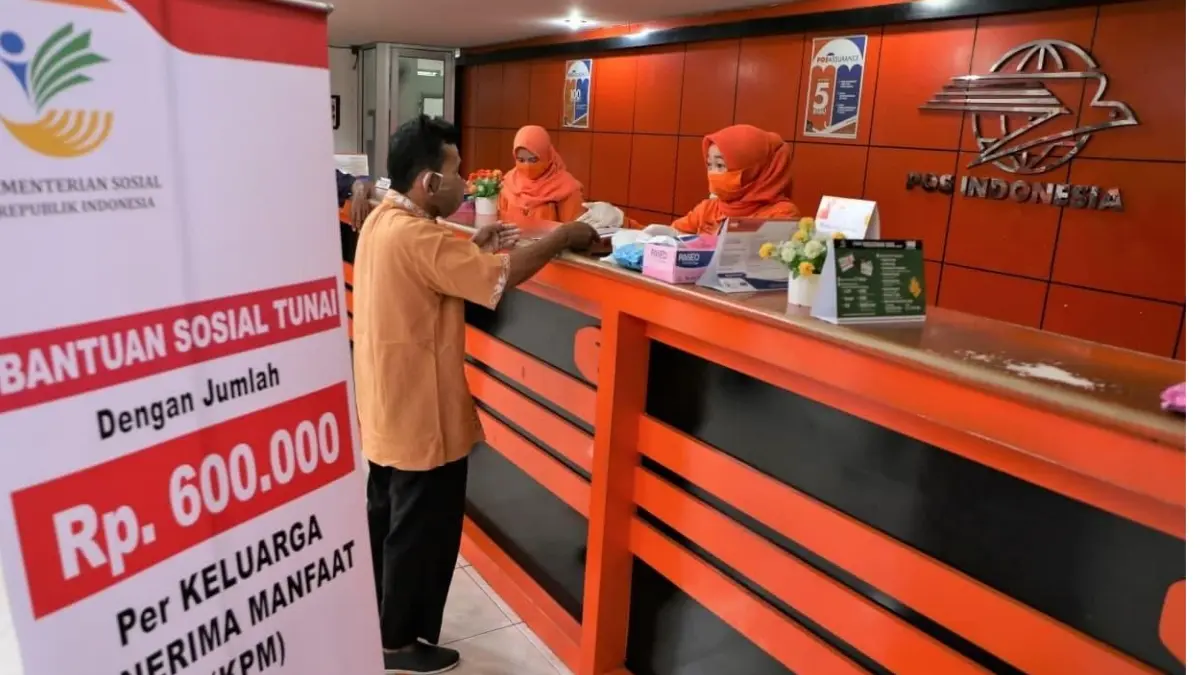 Ilustrasi penyaluran bansos melalui PT Pos Indonesia. (posindonesia.co.id)