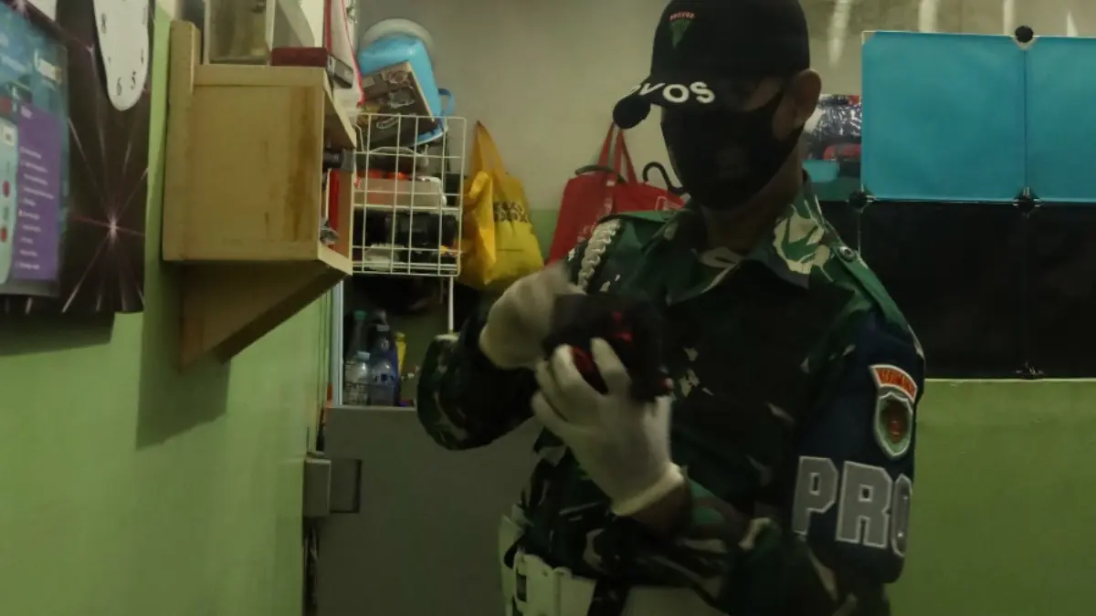 Petugas saat melakukan razia di Lapas Gunungsindur, Bogor.