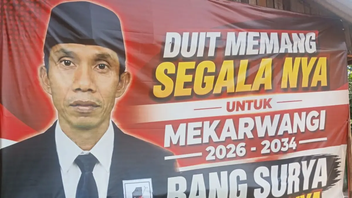 Surya (46), pemilah sampah yang terpilih sebagai Kepala Desa Mekarwangi periode 2026-2034. (Foto: buseronlinenews.com)