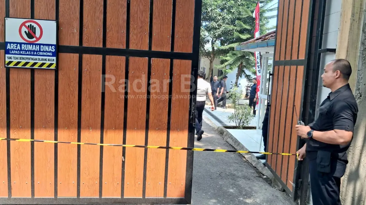 Petugas menunjukan komplek Rumah Dinas di kawasan Lapas Kelas II A Cibinong, Pondok Rajeg, Kabupaten Bogor, Jawa Barat. Kamis (24/6/2026). Deretan rumah tersebut diketahui usai Ombudsman RI melakukan Inspekdi Mendadak (Sidak) pada Rabu (23/9), menurut temuai Ombudsman fasilitas dikawasan tersebut setara dengan Apartemen mewah diduga disewakan pada warga binaan.