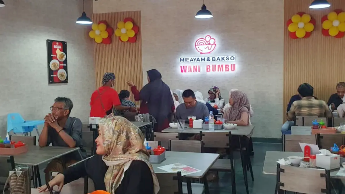 Grand opening Mie Ayam dan Bakso Wani Bumbu di Jalan Cijujung, Sukaraja, Kabupaten Bogor. (Billy/Radar Bogor)