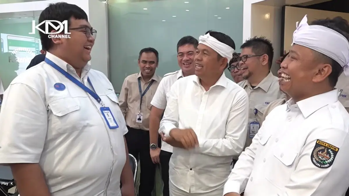 Gubernur Jawa Barat Dedi Mulyadi dan Wali Kota Depok Supian Suri mendengarkan cerita warga Jabar (Youtube Kang Dedi Mulyadi Channel)