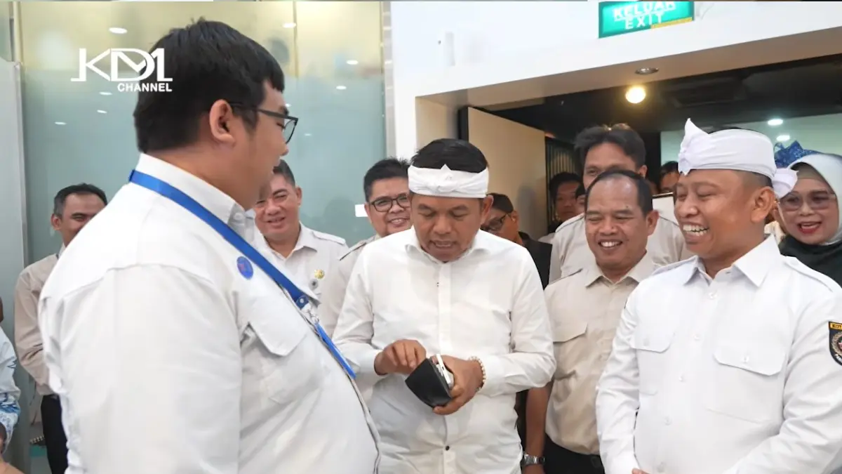 Gubernur Jawa Barat Dedi Mulyadi memberikan uang yang akan dititip ke adik pekerja (Youtube Kang Dedi Mulyadi Channel)