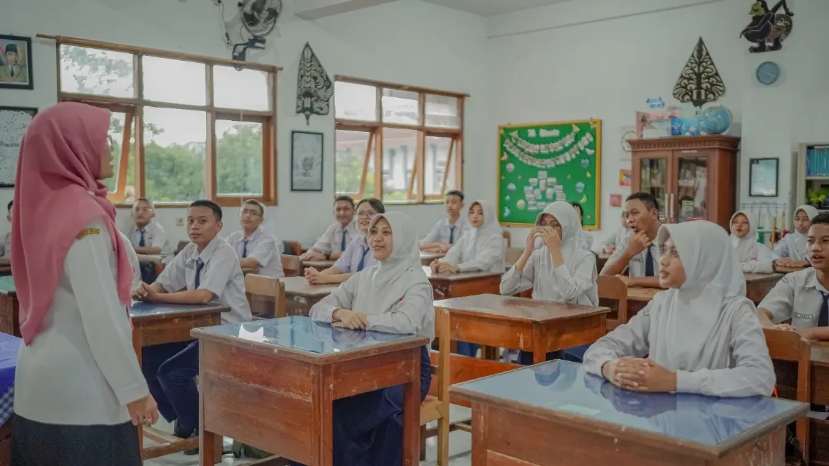 Ilustrasi guru penerima TPG mengajar di kelas. (gtk.kemendikdasmen.go.id)