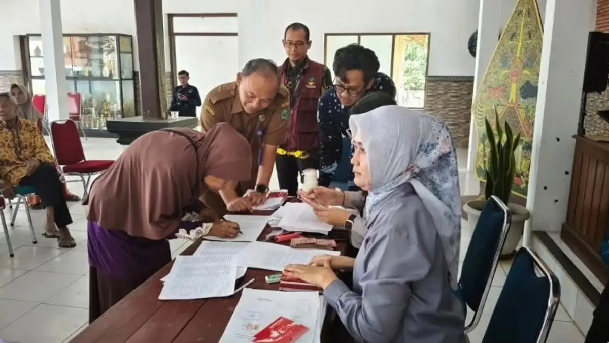 Ilustrasi penyaluran bansos PKH BPNT kepada KPM (Instagram @dinsos_magetan)