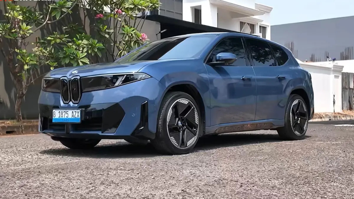 SUV listrik premium BMW iX3 saat meluncur untuk pasar Indonesia. Foto: YouTube : @Otodriver