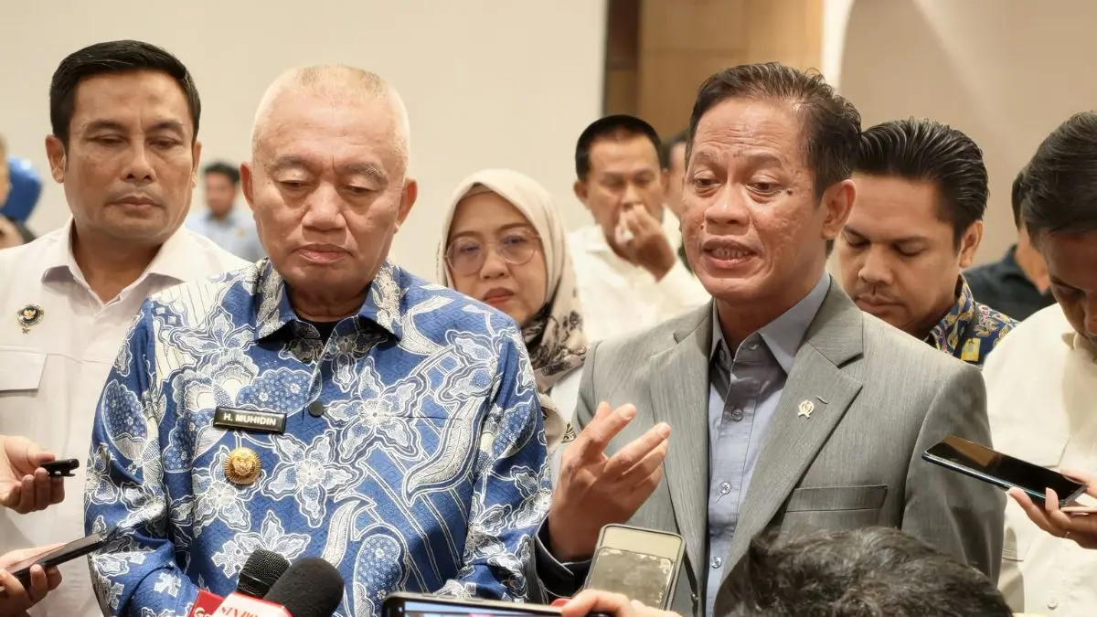 Wakil Menteri Koordinator Bidang Pangan Hanif Faisol Nurofiq saat menjelaskan penanganan karhutla di Kalimantan Selatan.