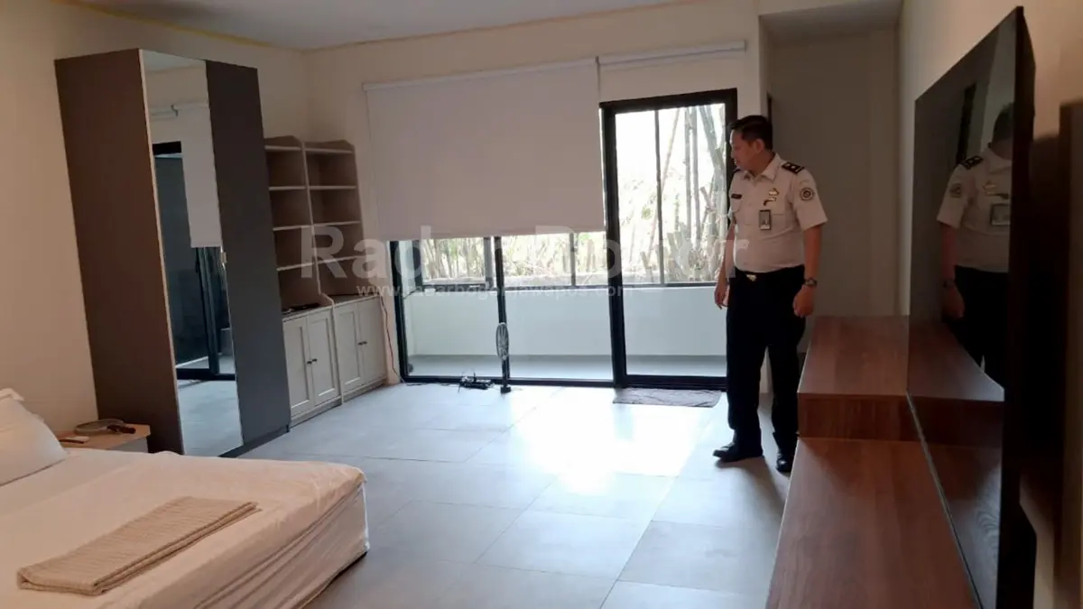 Petugas menunjukan komplek Rumah Dinas di kawasan Lapas Kelas II A Cibinong, Pondok Rajeg, Kabupaten Bogor, Jawa Barat. Kamis (24/6/2026). Deretan rumah tersebut diketahui usai Ombudsman RI melakukan Inspekdi Mendadak (Sidak) pada Rabu (23/9), menurut temuai Ombudsman fasilitas dikawasan tersebut setara dengan Apartemen mewah diduga disewakan pada warga binaan.