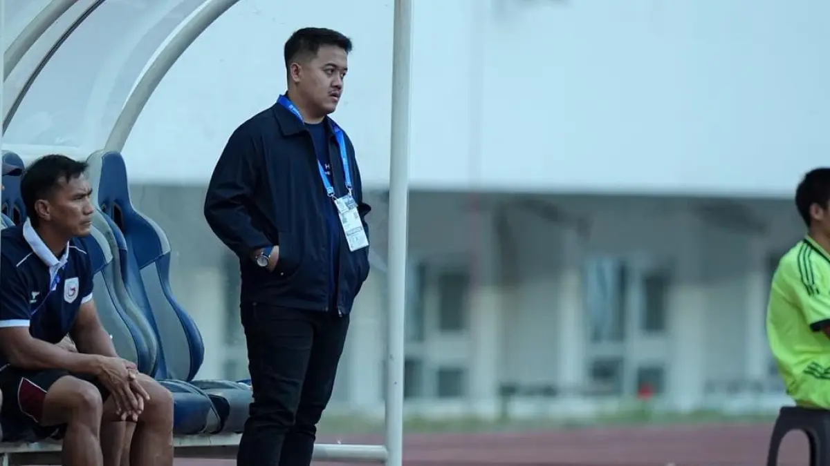 COO Garudayaksa FC, Derry Hidayat saat mendampingi tim dari bench pemain. (Media Officer Garudayaksa FC)