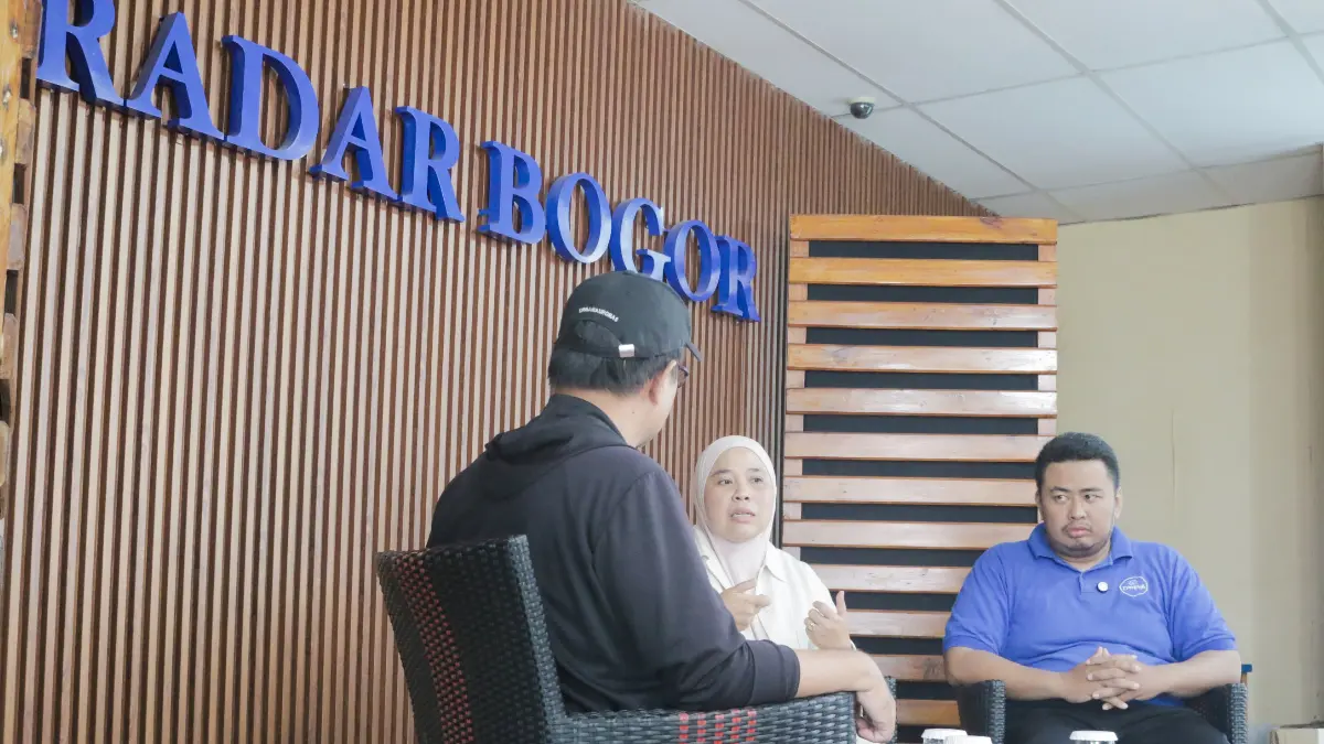 Danone Indonesia bersama Kampus Bisnis Umar Usman dalam podcast di Radar Bogor, Jumat, 25 September 2026. (Raissa/ Magang Radar)