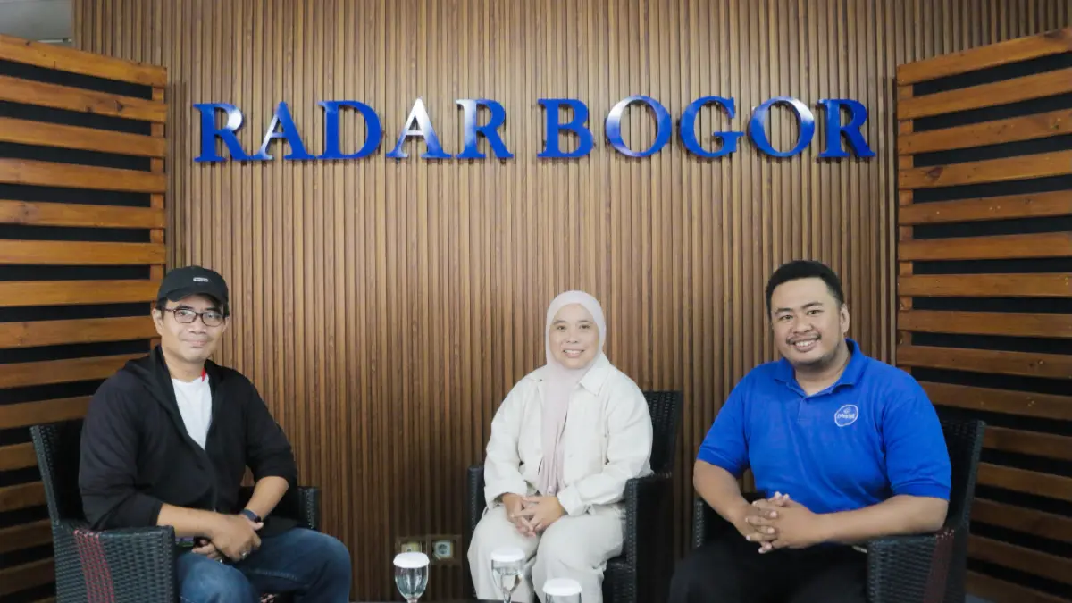 Danone Indonesia bersama Kampus Bisnis Umar Usman dalam podcast di Radar Bogor, Jumat, 25 September 2026. (Raissa/ Magang Radar)