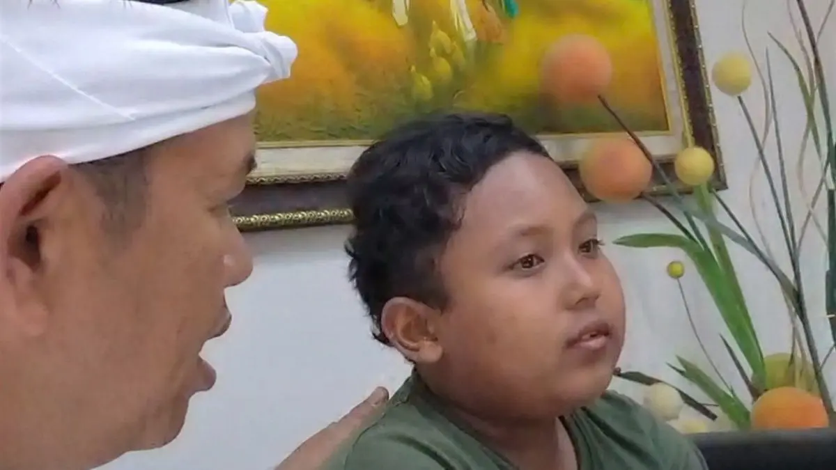 Dedi Mulyadi berbincang dengan Habibie, bocah 12 tahun yang berjualan siomay dan batagor di Bintaro untuk membantu keluarganya. (Foto:Tiktok/@Kang Dedi Mulyadi)