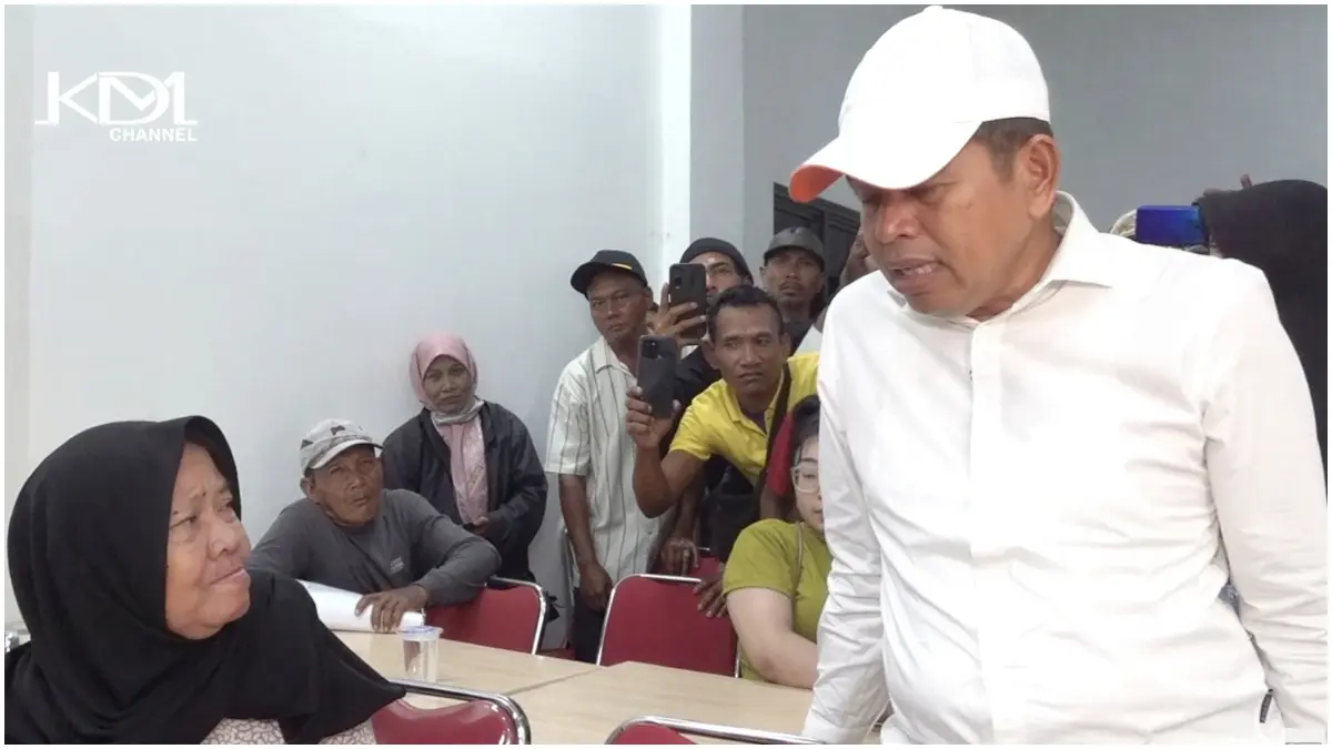 Gubernur Jawa Barat Dedi Mulyadi berdialog dengan warga Desa Wadas, Karawang. (Foto: Tangkapan Layar Kang Dedi Youtube Channel)