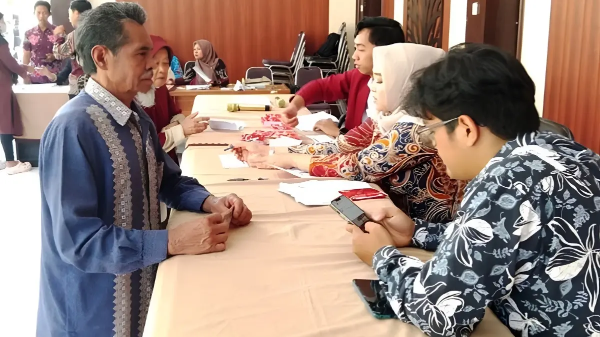 Ilustrasi penyaluran bansos PKH BPNT kepada KPM (Instagram @dinsosbatu_official)