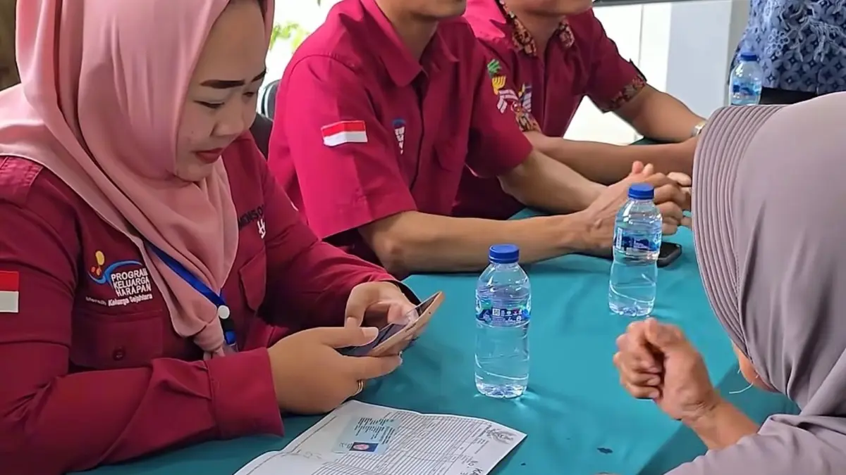 Ilustrasi penyaluran bansos PKH BPNT kepada KPM (Instagram @kemensosri)