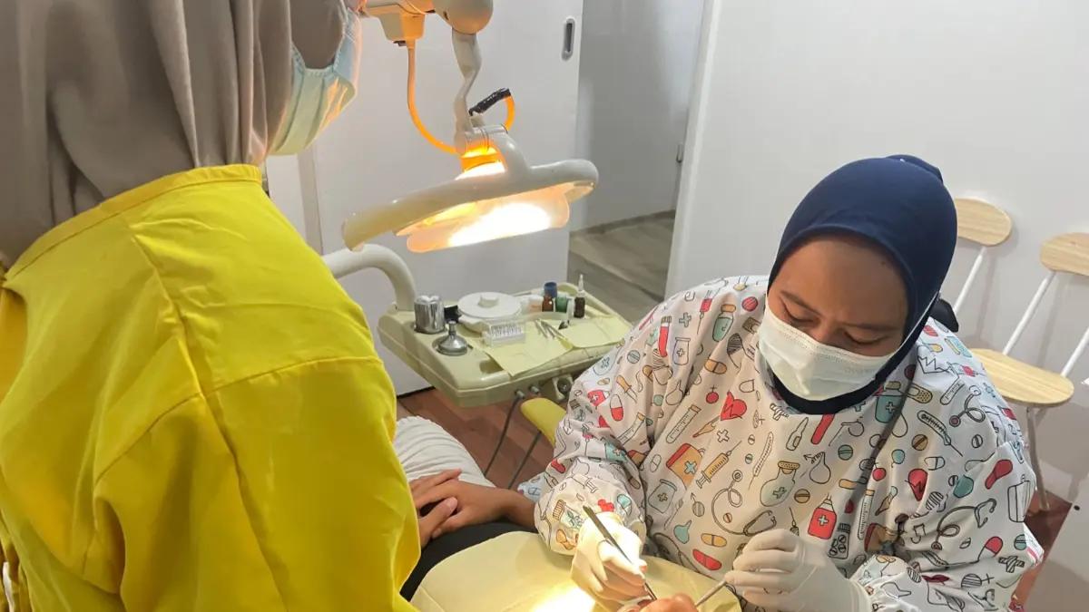 Penanggung Jawab Klinik Pratama Cawan Medika Varen, drg. Maysita Wahyuningsih, MM., saat memperkenalkan layanan kesehatan di kliniknya yang kini melayani peserta BPJS Kesehatan sebagai fasilitas kesehatan tingkat pertama. (Dok. Klinik Pratama Cawan Medika Varen)