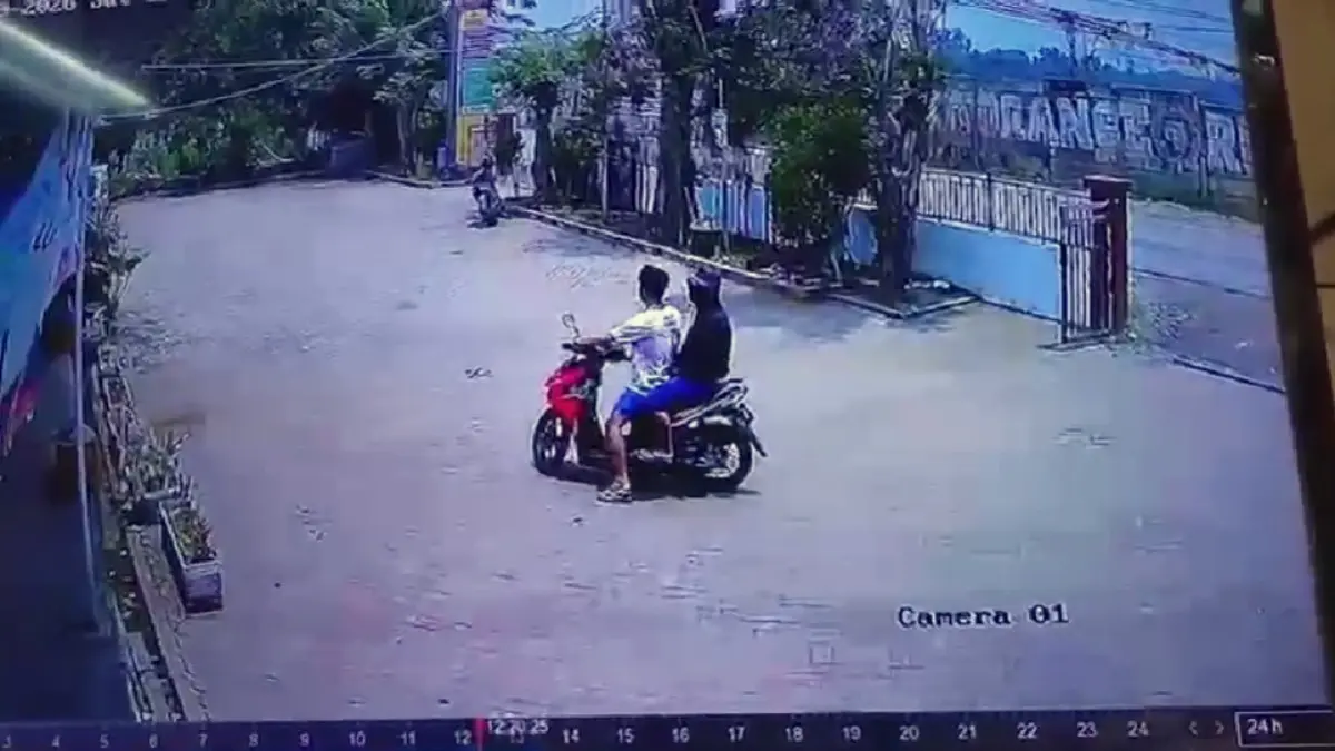 CCTV: Detik-detik pencuri motor beraksi di Puskesmas Cicangkal Bogor. (Nasir/ Radar Bogor)