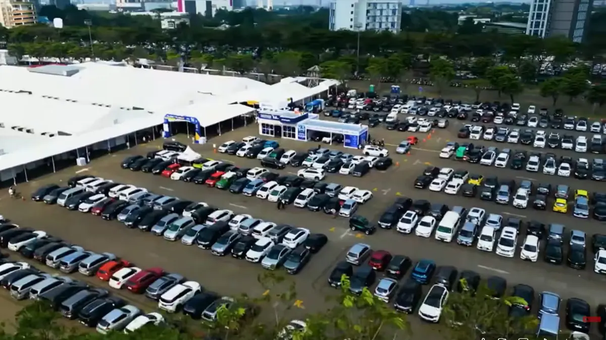 Ilustrasi. Deretan mobil listrik yang parkir dalam pameran otomotif. Foto: YouTube O Blitz