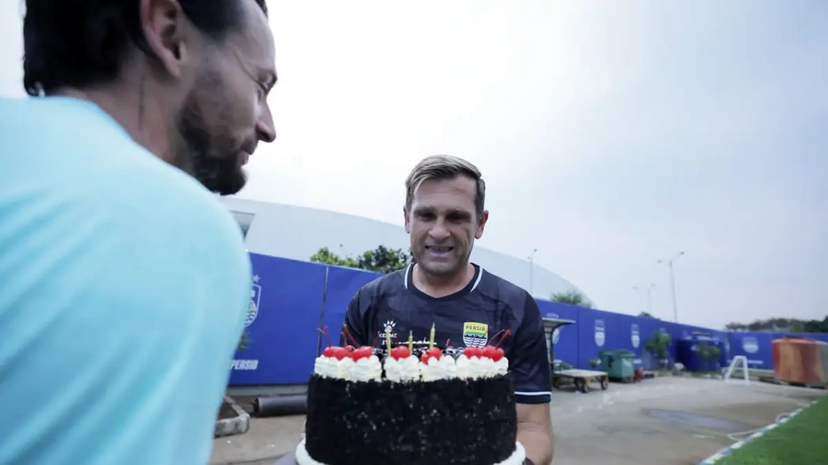 Momen perayaan ulang tahun pelatih Persib, Igor Tolic yang ke-49 (persib.co.id)