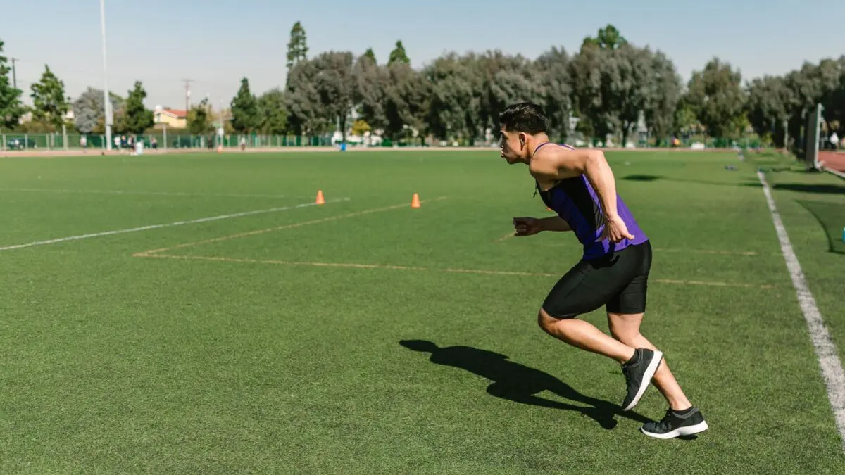 Ilustrasi latihan shuttle run untuk Poltekpin 2026 (pexels.com/RDNE Stock project)