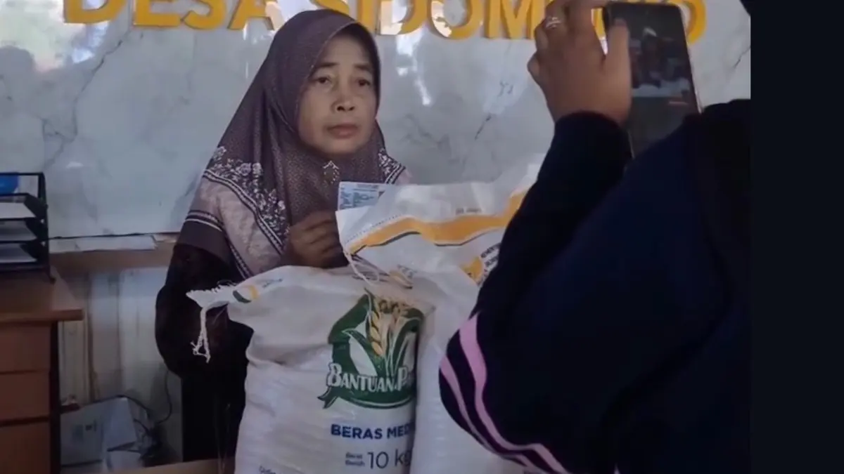 Ilustrasi penyaluran bansos PKH BPNT kepada KPM (Instagram @deswita.sidomulyo)